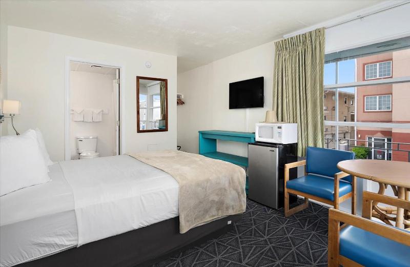Eden Roc Motel - image 12