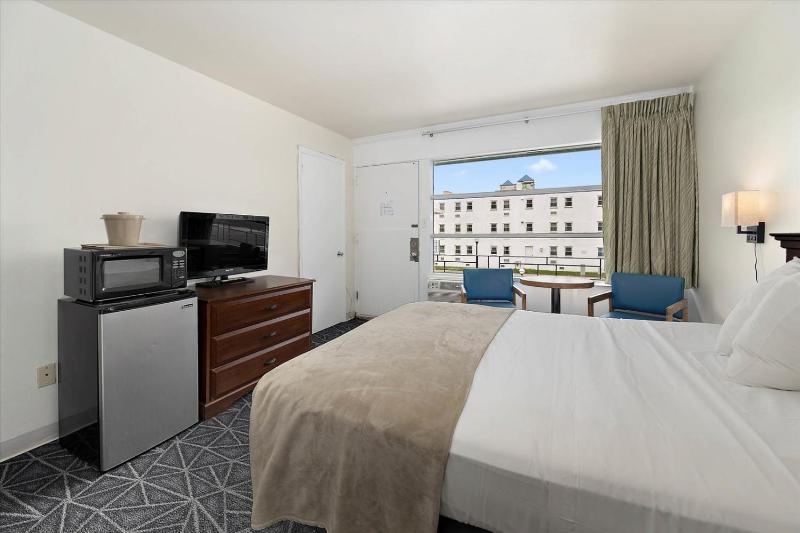 Eden Roc Motel - image 10