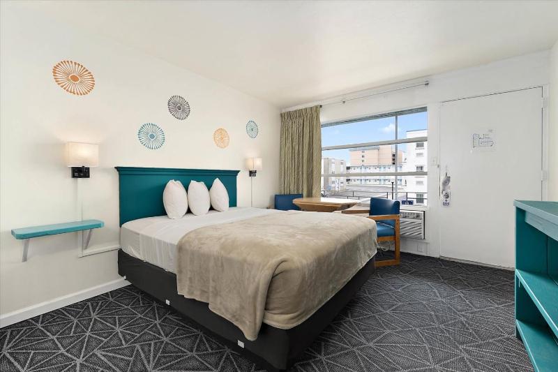 Eden Roc Motel - image 11