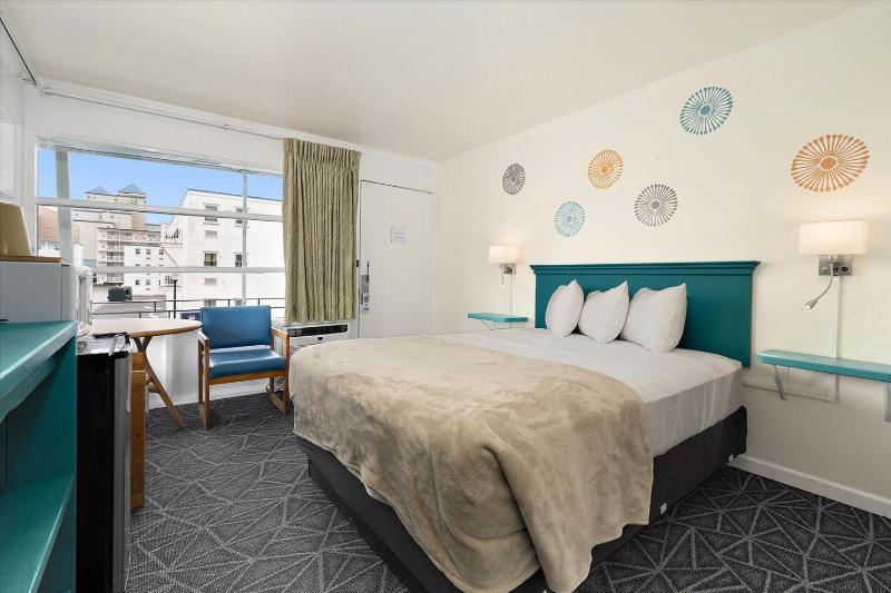 Eden Roc Motel - image 25