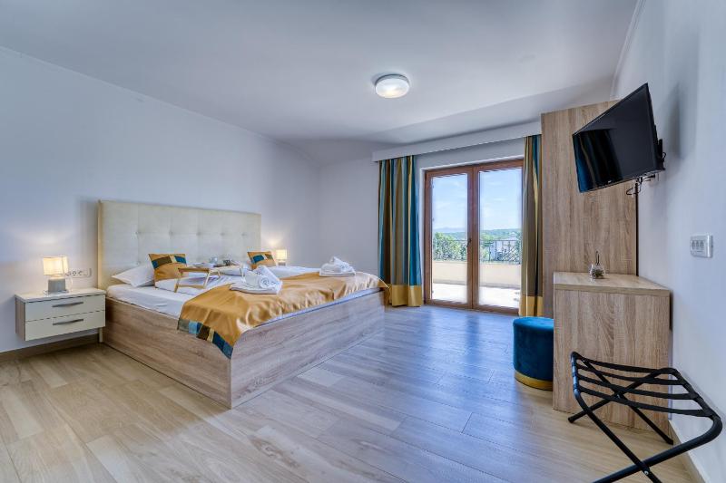 Villa Mare With Private Pool And Garden - Happy Rentals - image 6