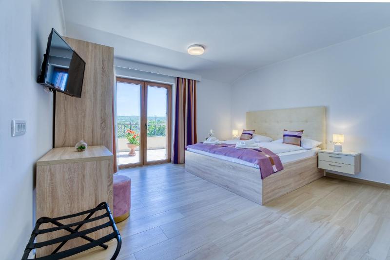 Villa Mare With Private Pool And Garden - Happy Rentals - image 12