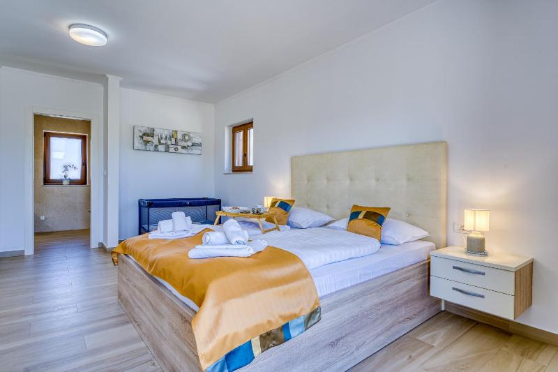 Villa Mare With Private Pool And Garden - Happy Rentals - image 5