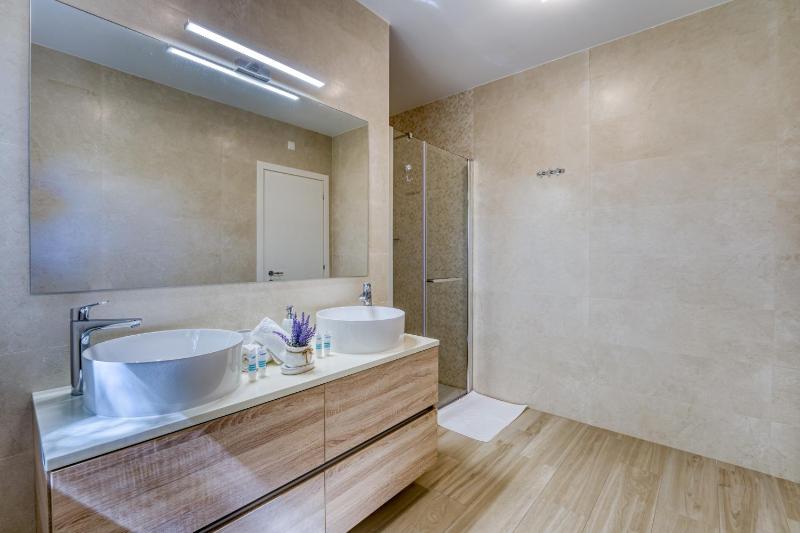 Villa Mare With Private Pool And Garden - Happy Rentals - image 18