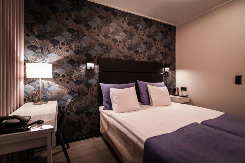 Standard Twin Room image 3