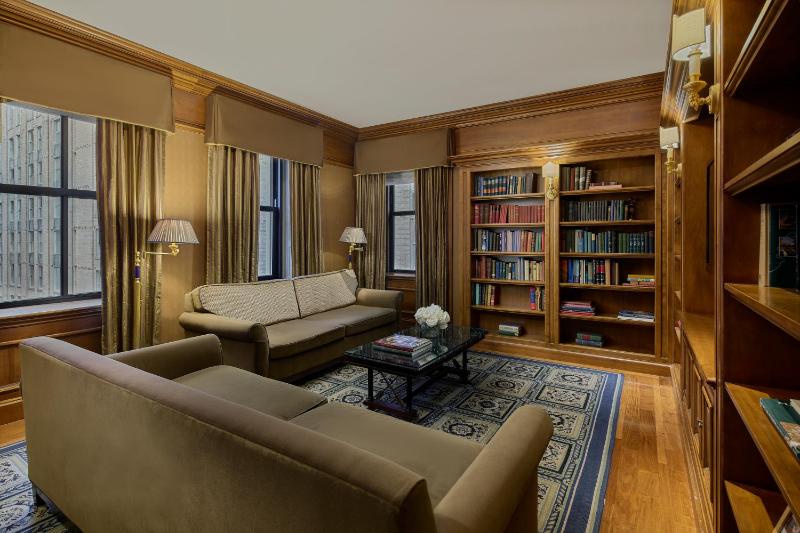 Fairmont Gold Queen Room image 4