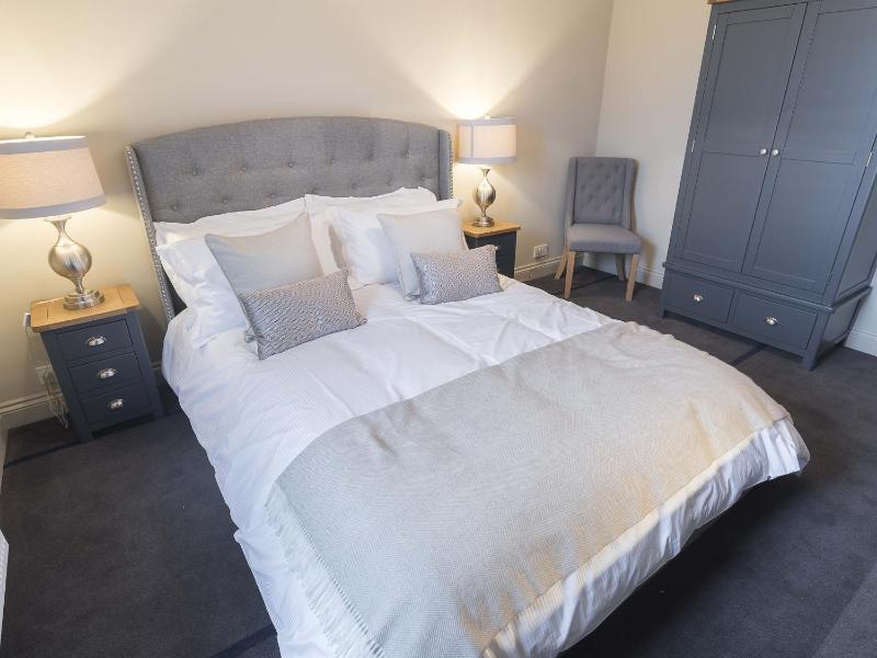 Deluxe King Room image 3