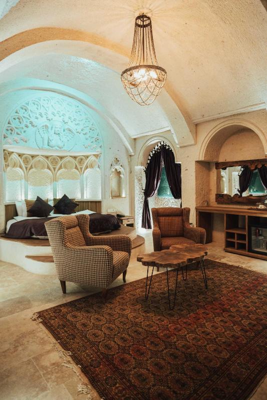 King Suite with Spa Bath image 3