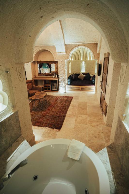 King Suite with Spa Bath image 2