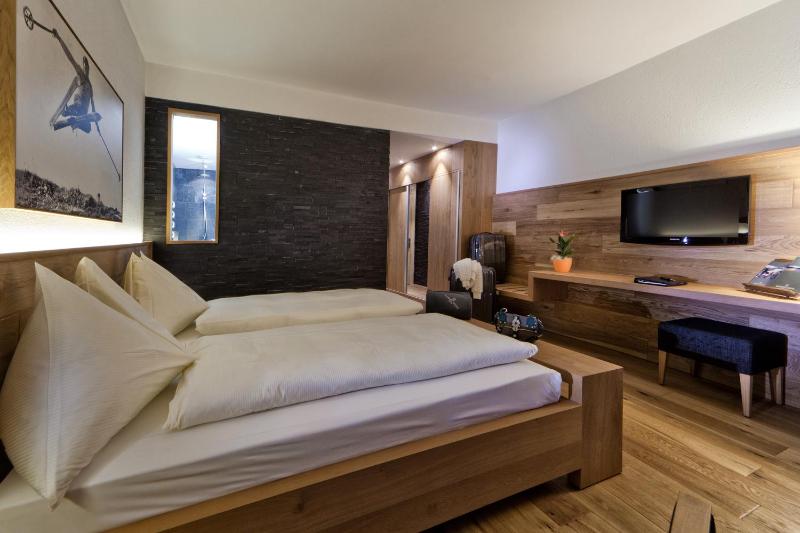 Deluxe Double Room with Balcony image 2