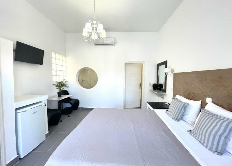 Standard Double Room image 2