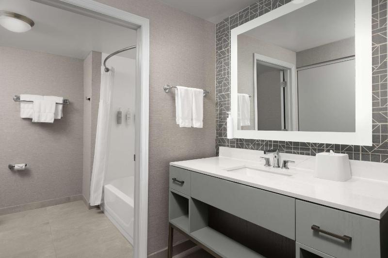 One-Bedroom King Suite with Fireplace - Non-Smoking  image 3