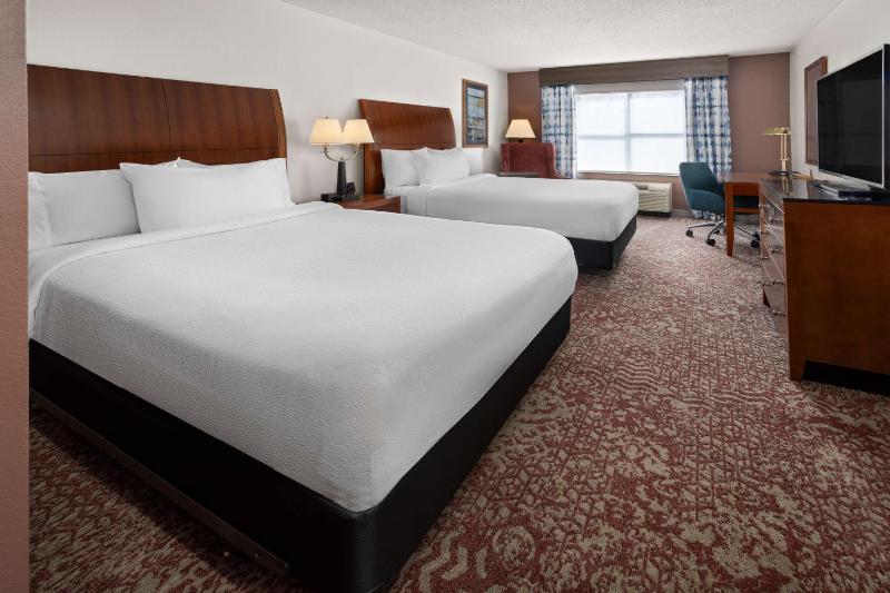 Queen Room with Two Queen Beds image 3
