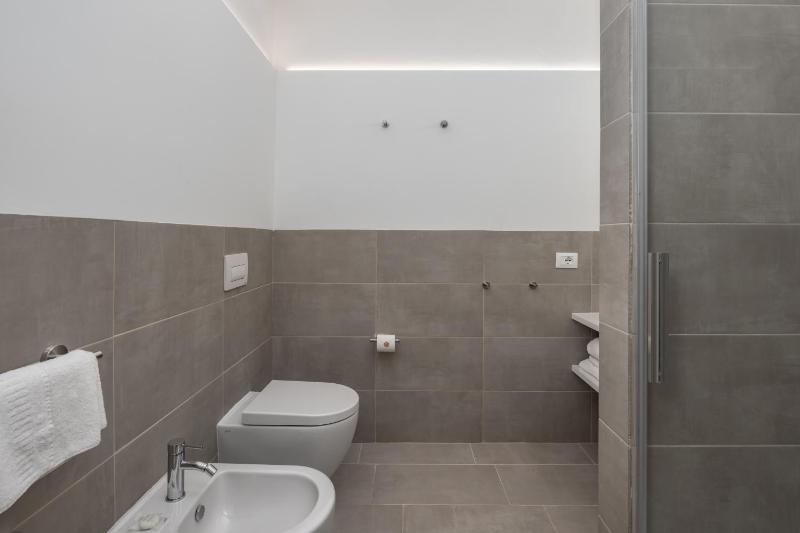 Standard Double or Twin Room with Lake View image 3