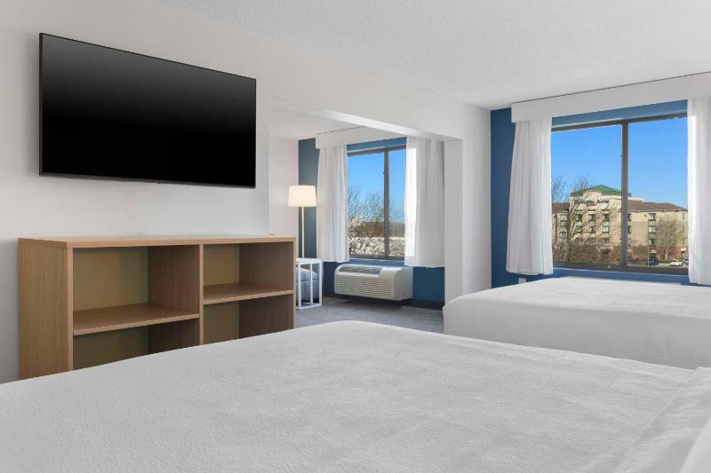 Queen Suite with Two Queen Beds image 3