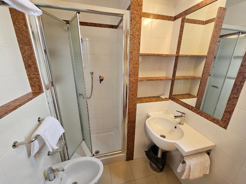 Single Room image 4