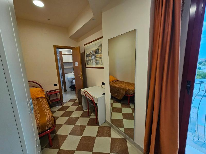 Single Room image 3
