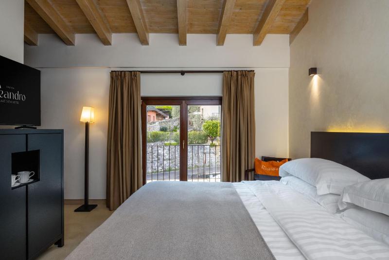 Deluxe Room with Street View image 3