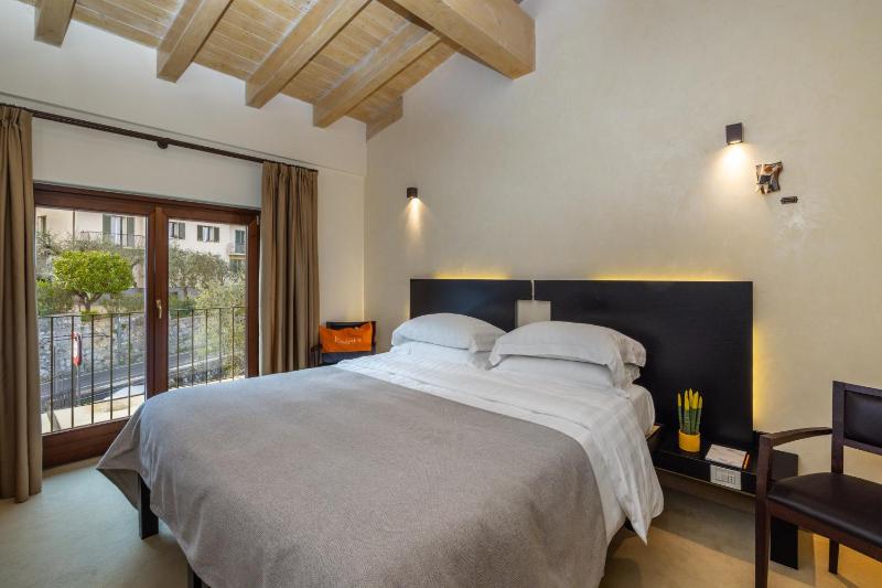 Deluxe Room with Street View image 1