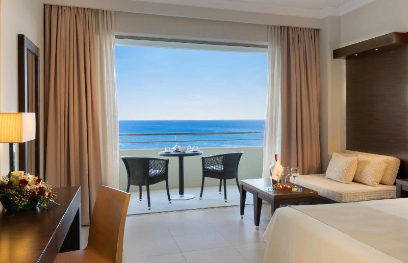 Deluxe Room with Sea View image 3