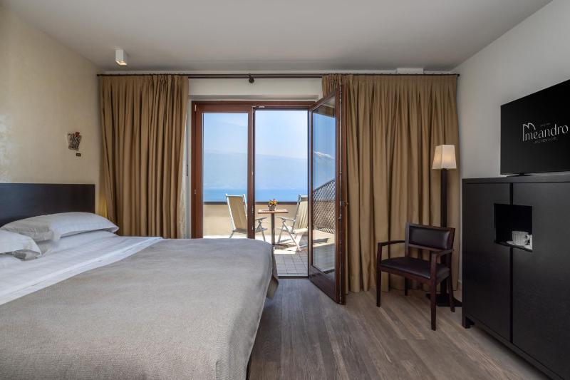 Deluxe Double or Twin Room with Lake View image 3