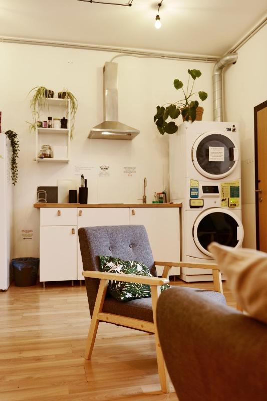 Standard Twin Room with Shared Bathroom image 4