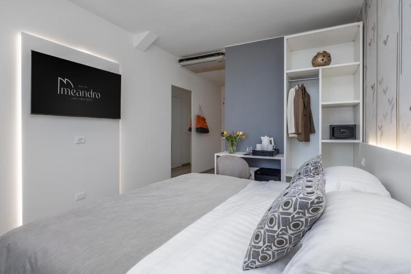 Superior Double Room with Lake View image 4
