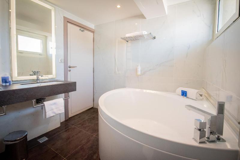 Deluxe Double Room image 3