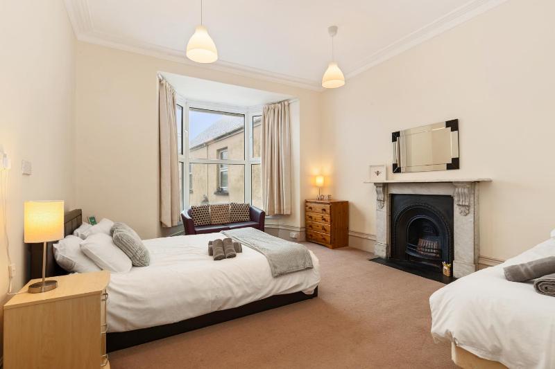Connaught House - Central Location Near the Beach - image 3