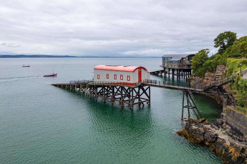 Connaught House - Central Location Near the Beach - image 4