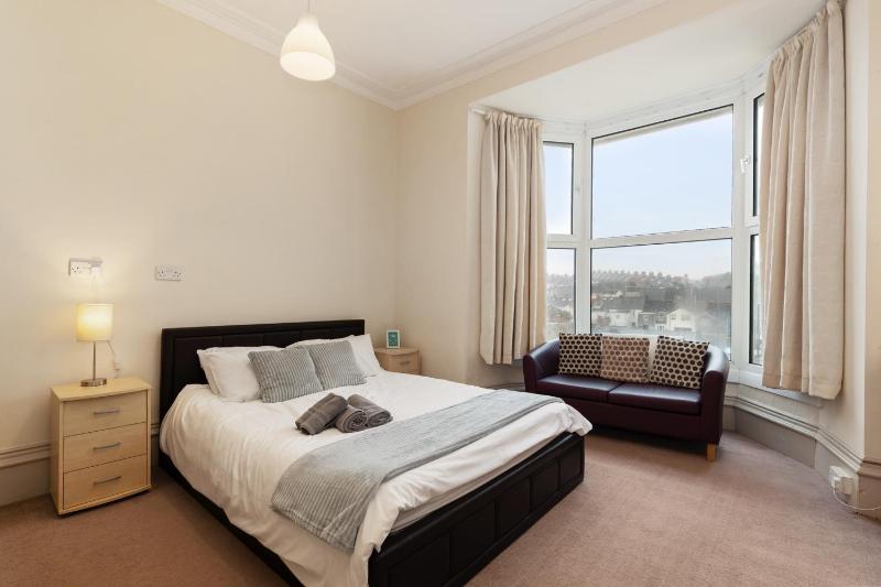 Connaught House - Central Location Near the Beach - image 15
