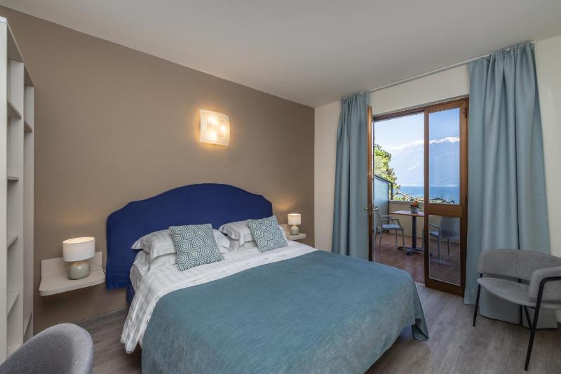 Standard Double or Twin Room with Lake View image 2