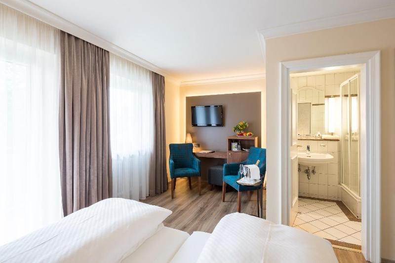 Standard double room in a traditional house image 3