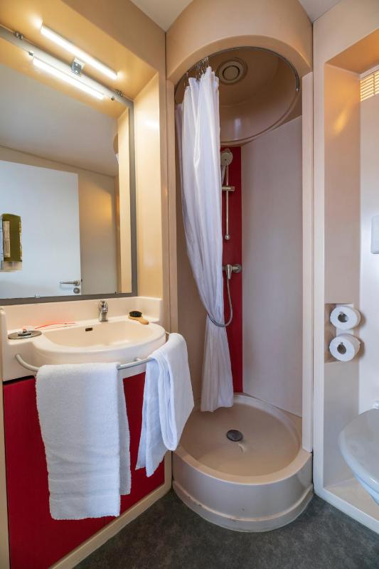Twin Room with Private Bathroom image 1