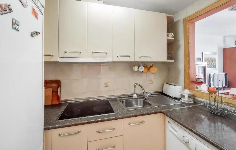2 Bedroom Beautiful Apartment In Fuengirola - image 9