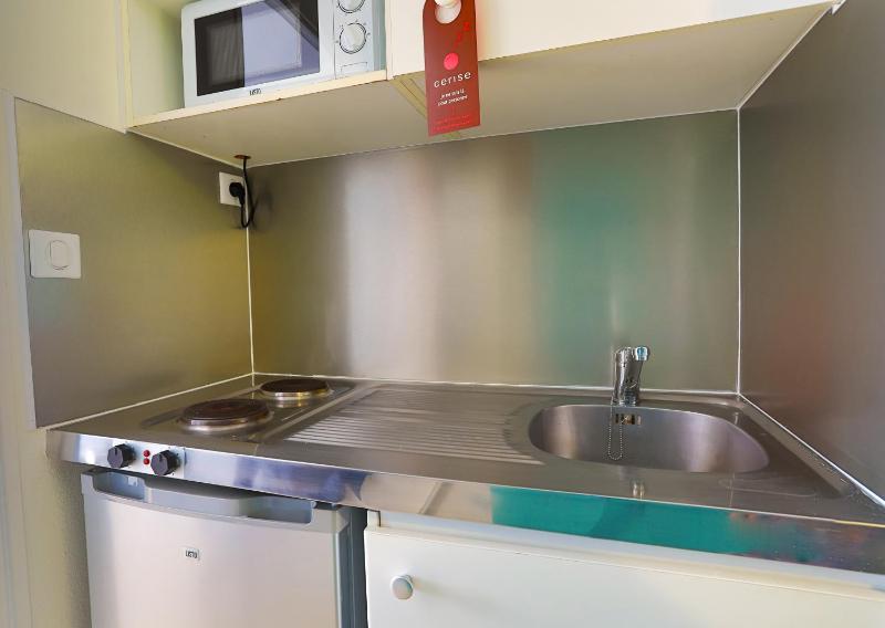 Twin Room with Private Bathroom image 3