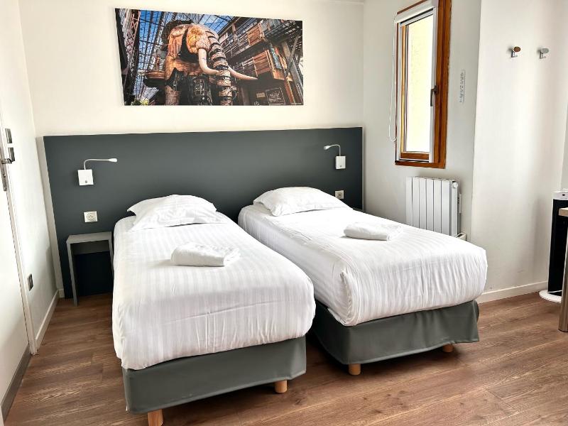 Twin Room with Private Bathroom image 2