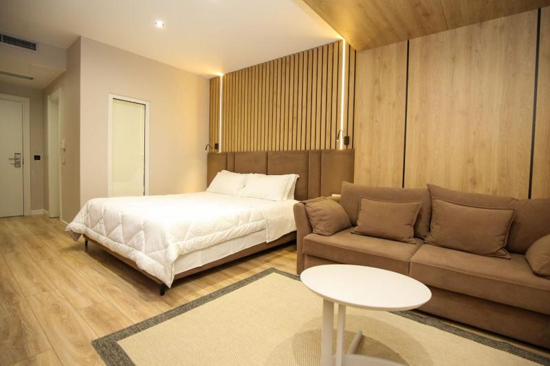 Deluxe Double Room image 2