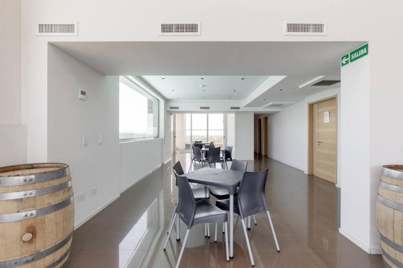 Moderno departamento con pileta gimnasio y SUM - image 7