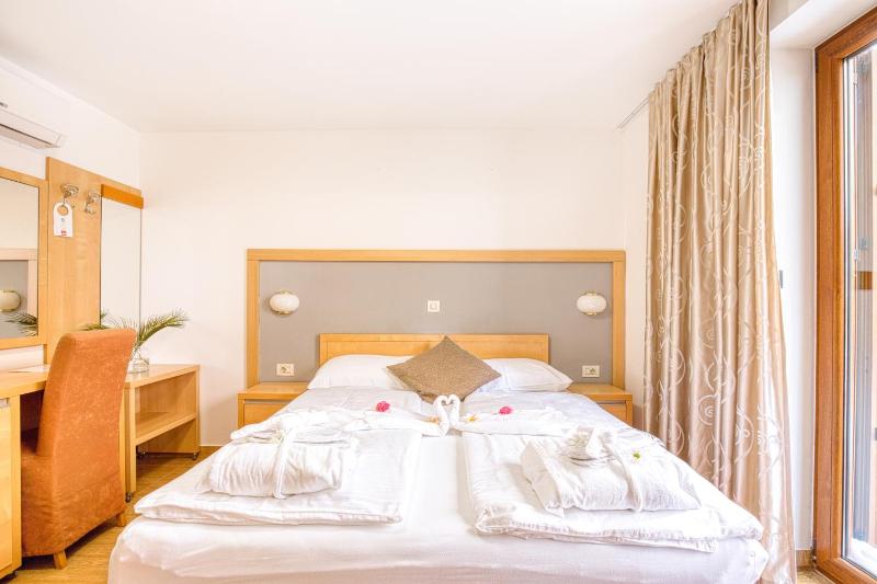 Double Room with Balcony image 4
