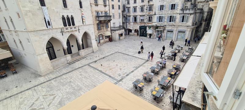 Old Square view apartment - image 12