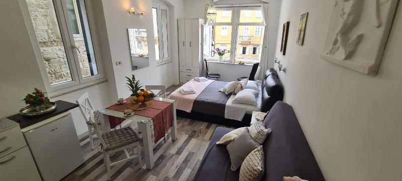 Old Square view apartment - image 6