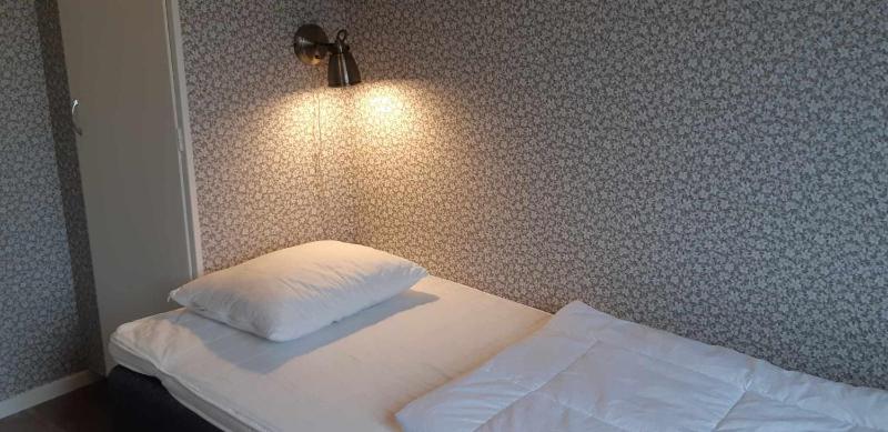 Single Room with Shared Bathroom image 4