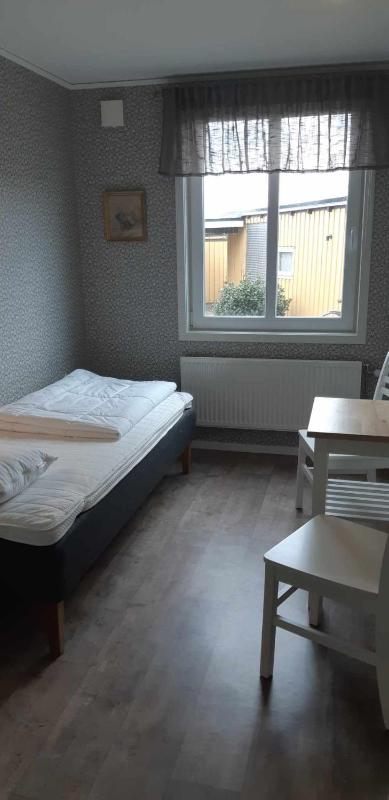 Single Room with Shared Bathroom image 1