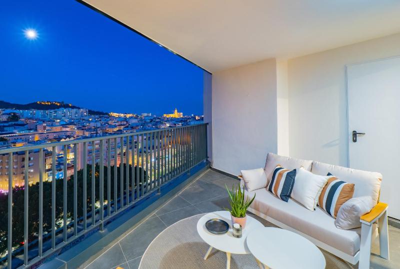 Cubo's Luxury Urban Sky Apartment 12 - image 36