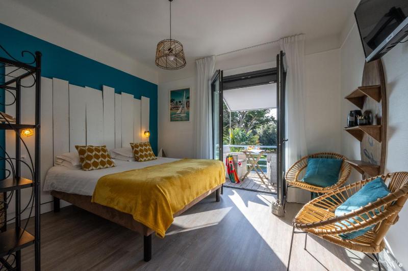 Double Room with Balcony and Sea View image 2