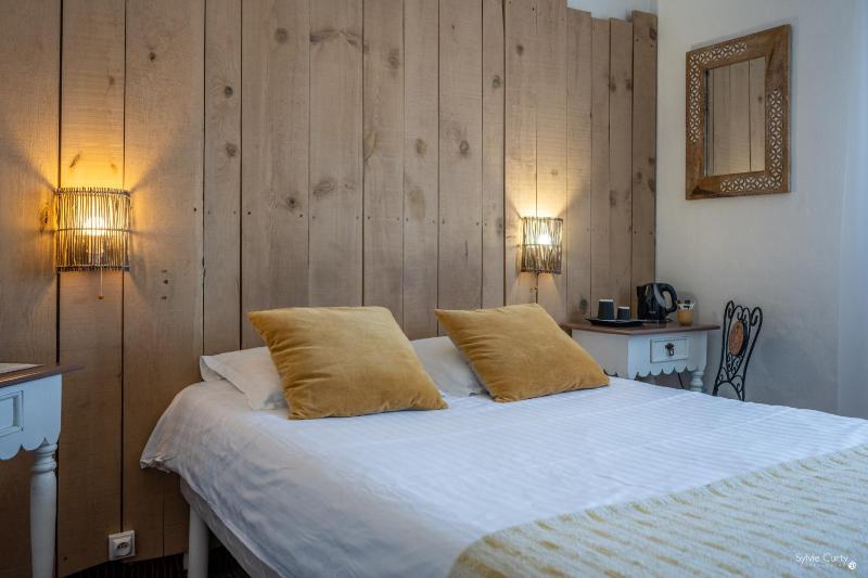 Standard Double Room image 1