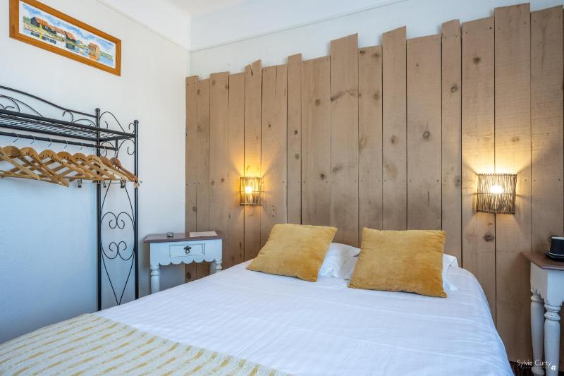 Standard Double Room image 3