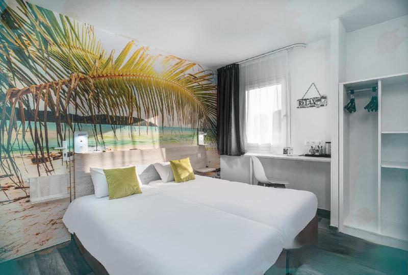 Superior Twin Room image 2