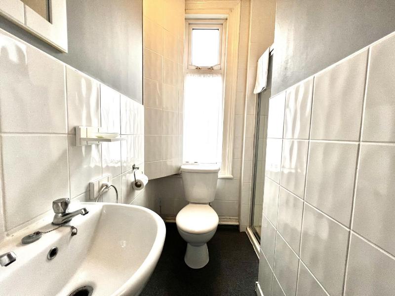 Single Room with Shower image 3